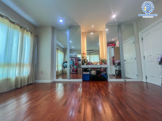 *****บ้านมือสองย่านนนทบุรี ม.วรารมย์ พรีเมี่ยม วัชรพล-จตุโชติ หลังมุม เนื้อที่กว้างขวางถึง 168.4 ตร.ว. ฟังก์ชัน 4 ห้องนอน 4 ห้องน้ำ 4 ที่จอดรถ ตกแต่งสวย พร้อมเข้าอยู่ บนทำเลเชื่อมต่อ ถ.จตุโชติ, ถ.สุขาภิบาล5, ถ.หทัยราษฎร์ ใกล้รถไฟฟ้าสายสีเขียว "สถานีสายหยุด" และทางด่วน "ฉลองรัช"